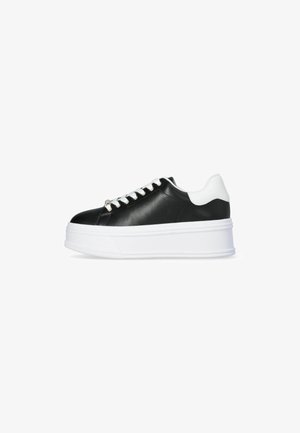 Zwart-witte platform sneakers van synthetisch materiaal, met een ronde neus, platte witte veters en een gestructureerde zool.