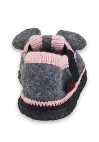 Pantufla gris de fieltro con acentos de punto rosa, forma redondeada y detalles en forma de orejas en la parte trasera. Suela de goma negra para mayor agarre.