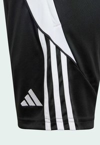 Pantalones cortos deportivos negros con una textura suave, franjas laterales blancas y un logo bordado gris en el dobladillo inferior izquierdo.