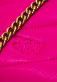 Pinko LOVE BABY - Soma ar siksnu pāri ķermenim - pink