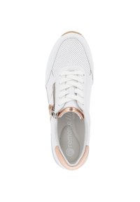 Sneaker bianco con texture perforata, lacci piatti, una cerniera laterale e dettagli in oro rosa sul tallone. Foderatura interna morbida visibile.