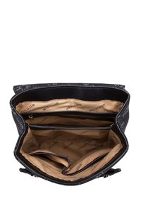 Czarna torebka z teksturowanym wykończeniem, z przestronnym wnętrzem, wieloma przegrodami oraz jasnym podszewką z nadrukiem logo marki.