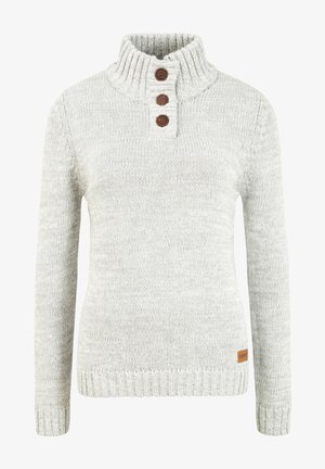 Pull en tricot gris clair avec un col montant, trois boutons marron et des poignets et un ourlet côtelés. Tissu texturé avec un aspect doux.