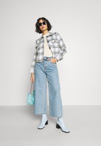 ONLY Petite ONLLOU CHECK JACKET - Casaco de verão - pumice stone