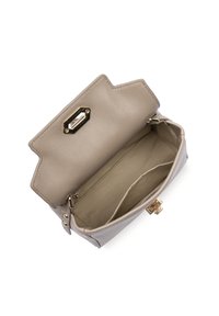 Borsa a tracolla in pelle beige con forma strutturata, hardware dorato e chiusura superiore. L'interno presenta un scomparto singolo con una tasca con zip.