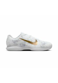 Weiße Sportschuhe mit strukturiertem Obermaterial, featuring einen goldenen Nike-Swoosh und Marmor-Muster-Akzenten. Enthält eine abgerundete Ferse und eine flexible Sohle.