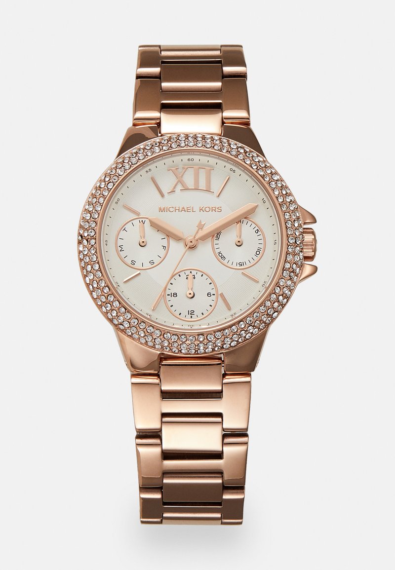 Roségoldene Michael Kors Armbanduhr mit kristallbesetzter Lünette, drei Teilziffernblättern für Tag, Datum und 24-Stunden-Zeit sowie einem verbundenen Metallarmband.