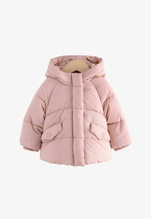 Svetlo roza odejena otroška zimska jakna s kapuco, žepi z odprtino na pritisne gumbe in skritim sprednjim zadrgo na lesenem obešalniku.