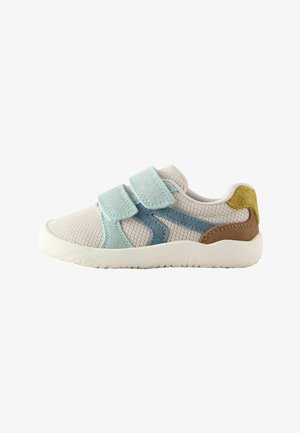 Kinderbasketbal schoen met beige mesh, lichtblauwe en blauwe suède banden, bruine en gele hielaccenten, en witte rubberen zool.