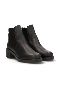 Botas de tobillo de cuero negro con un acabado suave, paneles elásticos laterales y un tacón bajo en bloque. Presenta una puntera redonda y una suela texturizada.