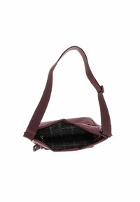 Burgunderfarbene Stofftasche mit strukturierter Oberfläche, ausgestattet mit einem verstellbaren Tragegurt und einem mit Reißverschluss versehenen Hauptfach mit gemustertem Innenfutter.