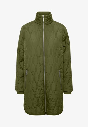 Olivově zelený prošívaný dlouhý kabát s vysokým límcem, dvěma postranními zipy a žebrovanými manžetami. Tkanina má hladkou textura s diamantovým vzorem.