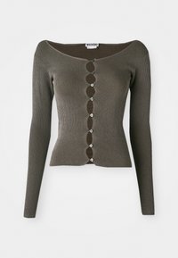 Olivgrüner, schraffierter langärmeliger Cardigan mit weitem Ausschnitt und durchgehender Knopfleiste, die zwischen den Knöpfen schuppenförmige Ausschnitte aufweist.
