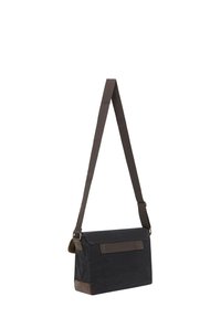 Sort canvas messenger taske med brune læderdetaljer, justerbar rem, rektangulær form og klaplukning med Velcro-lukning.