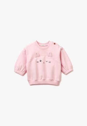 Zacht roze babytrui met lange mouwen, geribde boorden, een knoop op de schouder en een knipogend konijnenhoofd met 3D-oren aan de voorkant.