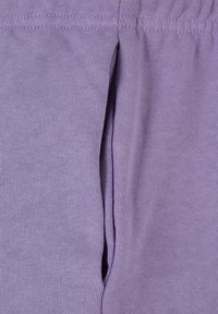 Tessuto a maglia di un leggero viola con una superficie liscia, caratterizzato da un design a spacco verticale e una vita elasticizzata.