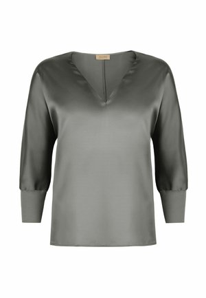Satinblus i dämpad olivgrön med V-hals och trekvartsärmar. Har en slät yta och en enkel, elegant design.