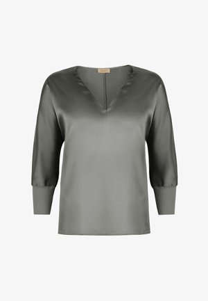 Satinbluse i dæmpet olivengrøn med V-hals og trekvartærmer. Har en glat tekstur og et enkelt, elegant design.
