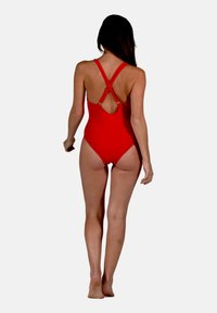 Maillot de bain une pièce rouge avec un dos décolleté, des bretelles croisées et une texture lisse et extensible. Aucun motif ni détail de matériel visible.