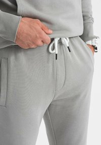 Ombre KANGAROO SET - Chándal - grey