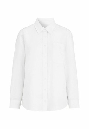 Hvid langærmet skjorte med knapper og brystlomme samt en spids krave, vist på en ensartet hvid baggrund.