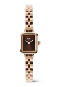 Montre bracelet femme en or rose avec un cadran rectangulaire marron, des aiguilles analogiques et un bracelet en métal lié de Daniel Wellington.