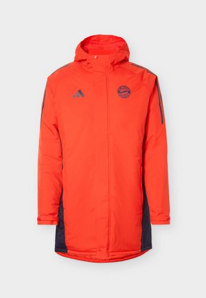 Κόκκινο επενδυμένο μπουφάν με κουκούλα, με λογότυπο FC Bayern Munich και ρίγες Adidas στα μανίκια, με φερμουάρ μπροστά και κλείσιμο με κουμπιά τύπου snap.