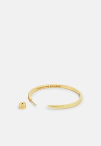 Bracciale in oro con un design aperto, caratterizzato da estremità angolari e un piccolo accento cilindrico. Inciso con "DIFFONDI L'ARCOVALENO".