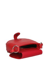 Borsa in pelle rossa con forma rotonda, apertura con cerniera e tracolla rimovibile. Presenta una chiusura a scatto e dettagli in metallo lucido.