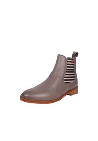 Stivale alla caviglia in pelle grigia con pannelli laterali elasticizzati, caratterizzato da strisce nere e crema, un piccolo dettaglio a forma di cuore rosso e un tacco in legno basso.