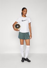 Nike Performance SHORT BRANDED - Αθλητικό σορτς - vintage green/royal pulse