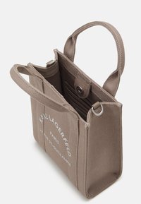 Bruine canvas tote bag met korte handvatten, voorzien van een open bovenkant, interne kaartvakken en een witte bedrukte logo aan één kant.