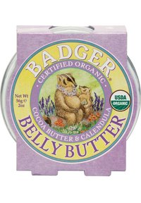 Runde Dose mit Badger Belly Butter, ausgestattet mit einem lila Etikett, auf dem illustrierte Dachsen vor einem blumigen Hintergrund abgebildet sind. Enthält Kakaobutter und Ringelblume.
