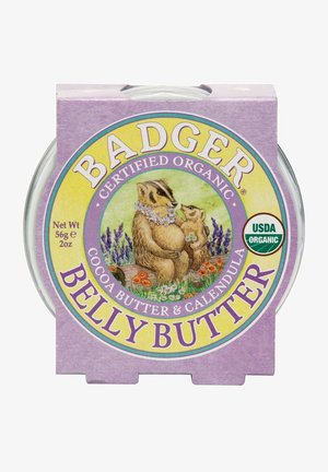 Runde Dose mit Badger Belly Butter, ausgestattet mit einem lila Etikett, auf dem illustrierte Dachsen vor einem blumigen Hintergrund abgebildet sind. Enthält Kakaobutter und Ringelblume.