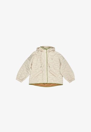 Chaqueta acolchada beige con capucha, detalles verdes a lo largo de la cremallera y el dobladillo, y puños elásticos; cuenta con dos bolsillos frontales.