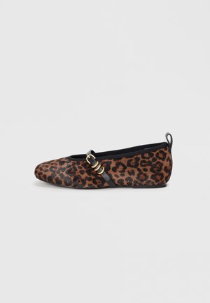 Ballerine imprimée léopard avec une texture douce, un bout pointu, un bandeau élastique noir et un détail de boucle dorée sur le côté.