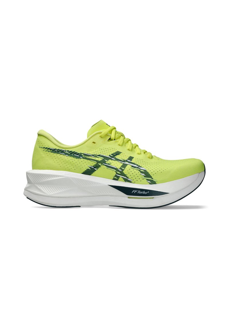 Heldere gele hardloopschoen met een mesh bovenwerk, groene accenten en een witte middenzool. Heeft een afgeronde neus en een gestructureerde zool voor grip.