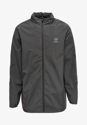 Graue wasserabweisende Jacke mit hohem Kragen, Frontreißverschluss und einem dezenten Logo auf der Brust. Verfügt über elastische Bündchen und einen geraden Saum.