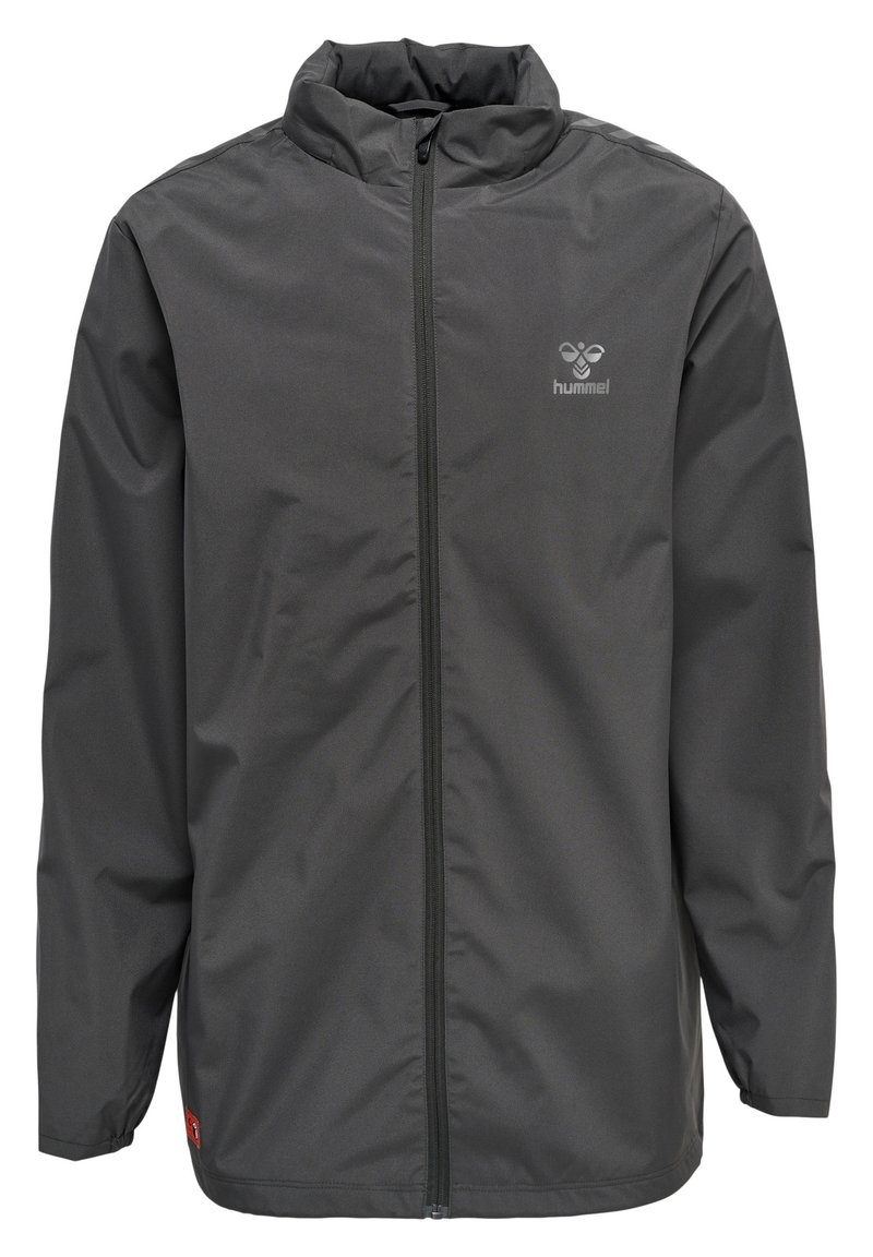 Graue wasserabweisende Jacke mit hohem Kragen, Frontreißverschluss und einem dezenten Logo auf der Brust. Verfügt über elastische Bündchen und einen geraden Saum.
