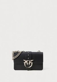 Sort skinnhåndveske med strukturert design, sølvkjedefestet stropp, spenne med rhinsteinakenter og dekorativt fuglemotiv på låsen.