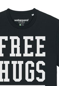 Zwart katoenen T-shirt met grote witte blokletters die "FREE HUGS" zeggen. Ronde halslijn, label aan de binnenkant en een minimalistisch ontwerp.