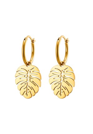 Boucles d'oreilles créoles en or avec breloques polies en forme de feuille pendantes, présentant des détails découpés et des bords lisses.