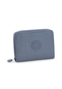 Světle modrá peněženka s texturovaným povrchem, obdélníkovým tvarem, zipovým uzávěrem a kulatým logem na přední straně.