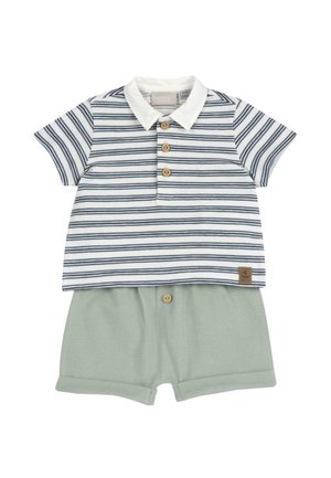 Polo shirt à manches courtes rayé en blanc et bleu marine, doté de boutons en bois. Associé à un short vert clair, également avec des accents de boutons en bois.