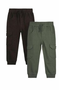 Twee paren joggingsbroeken: één in donkergrijs, één in groen. Beide hebben elastische taillebanden, zakken en een zachte textuur.