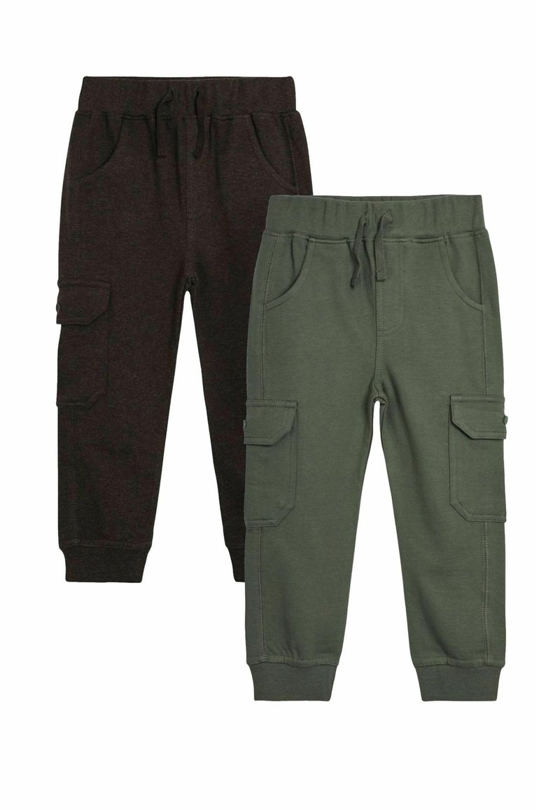 Twee paren joggingsbroeken: één in donkergrijs, één in groen. Beide hebben elastische taillebanden, zakken en een zachte textuur.