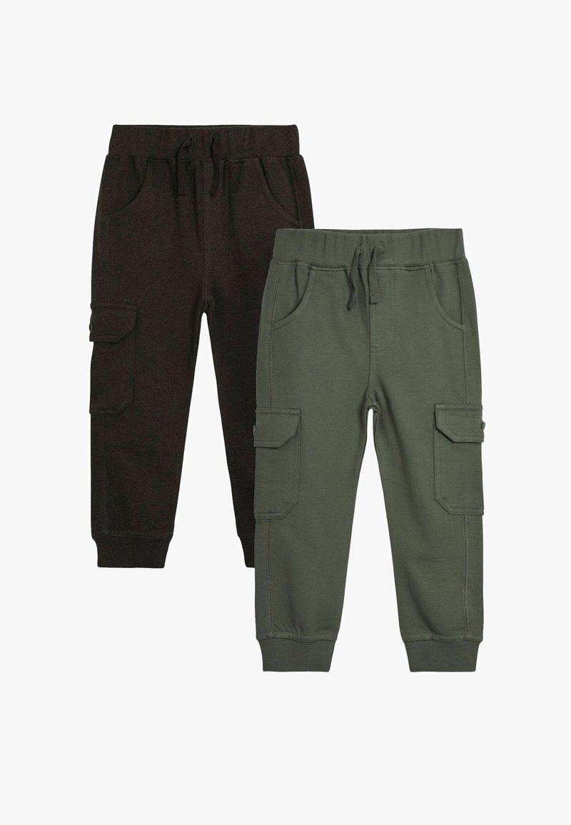 Két pár jogger nadrág: az egyik sötétszürke, a másik zöld. Mindkettő rugalmas derékpánttal, zsebekkel és puha textúrával rendelkezik.