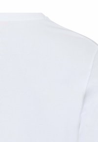 Wit katoenen T-shirt met een ronde hals, voorzien van korte mouwen en een gladde textuur. Geen zichtbare patronen of ontwerpen.