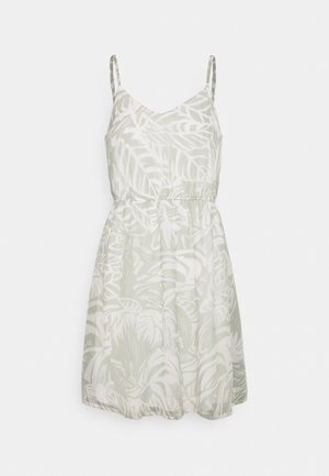 Vestido sin mangas hasta la rodilla con cintura elástica, tirantes finos y estampado de hojas tropicales gris claro sobre fondo blanco.