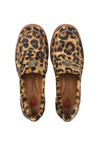 Scarpe slip-on con stampa leopardata, realizzate in pelliccia testurizzata, con fodera in pelle color cuoio e dettagli in hardware dorato. Design con punta tonda.